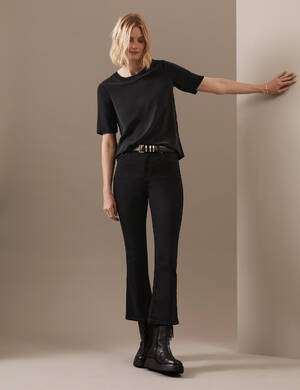marksandspencer_SS23_DENIM_T50_7026T_zkracene dziny se zvonovymi nohavicemi a vysokym pasem_Tencel_cerna_1899Kc_modelka.jpg